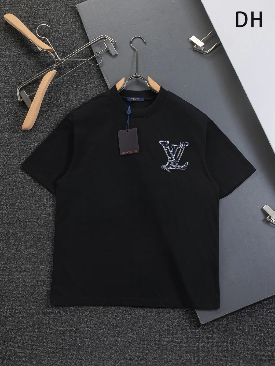 🅿️210 Louis Vuitton 1V LV lv slightly wide version S-XL LV 26ss new products are available at counters simultaneously. Multiple craftsmanship. Front and rear denim patch letters🪡 embroidery. Round neck short-sleeved T-shirt, same style for men and women! Consigned to one-to-one creation. Synchronized with the official website, pure cotton fabrics at the counter! It is close to the skin and comfortable, durable and easy to wear. It has a classic and simple logo design and meticulous original craftsmanship. Short-sleeves, a must-have item for men, do not appear to be the same for the general public, but must be unique and eye-catching. This LV short-sleeve is all about quality, comfort, the same shape and fashion as always, including fabrics and cutting techniques. All of them have been made with great effort! 320 grams of washed pure cotton fabric, pure cotton is breathable, very refreshing and comfortable for daily wear. The rib knitting on the neckline is smooth and tight, and the neckline will not be skewed if you toss it at will. The loose version, you will find that it looks really good on the upper body. The overall is minimalist and neat, super versatile for daily use! Pair it casually with a pair of pants for a youthful look. A T-shirt will make your outfit crazy. It is a fashionable item that can never go wrong! Color: Black White Size: S-XL Size chart: S: Shoulder width 50-Bust 56-Length 70 M: Shoulder width 52-Bust 57-Length 72 L: Shoulder width 54-Bust 59-Length 74 XL: Shoulder width 56-Bust 62-Length 76